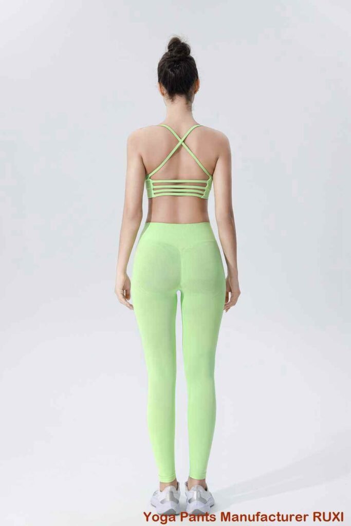 Pantalones de yoga con pliegues en color rosa para mujer